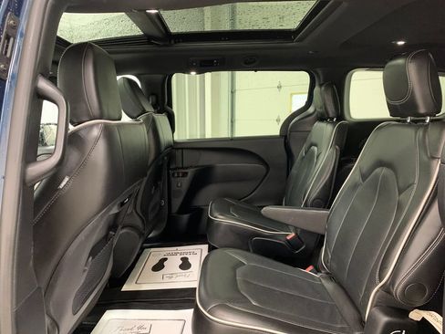 Used 2025 Chrysler Pacifica Limited FWD image 19