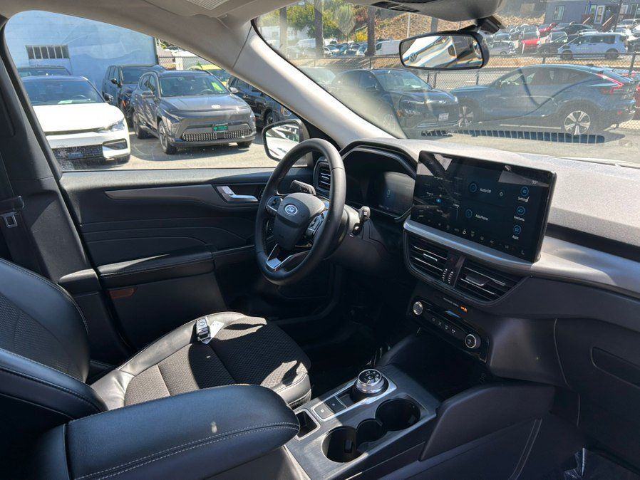 Used 2023 Ford Escape SE FWD image 32