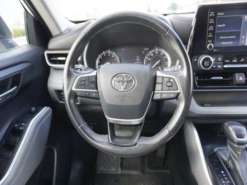 Used 2022 Toyota Highlander XLE image 17