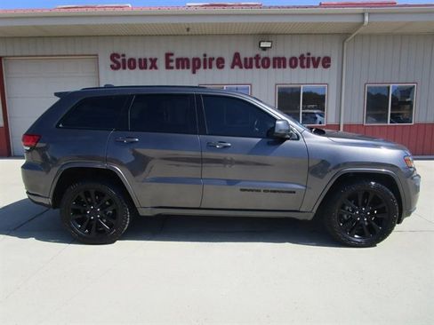 Used 2019 Jeep Grand Cherokee Altitude AWD/4WD image 2