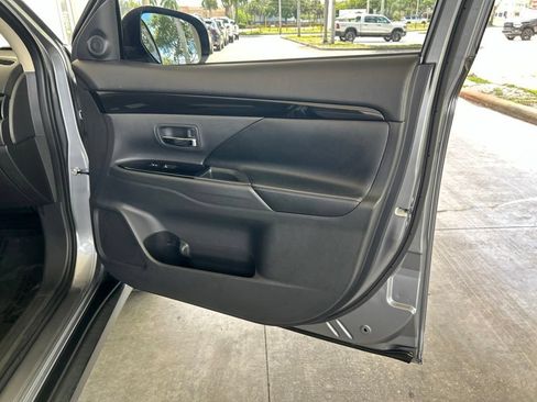 Used 2015 Mitsubishi Outlander SE FWD image 25