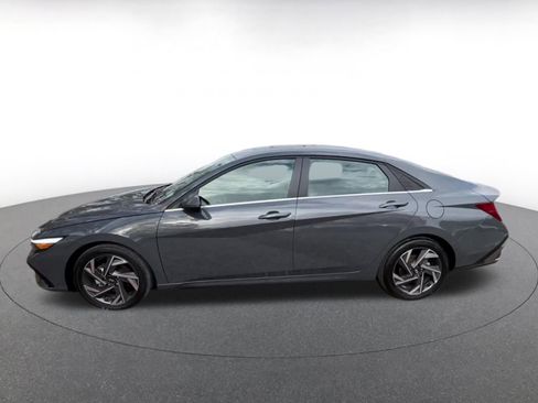 Used 2025 Hyundai Elantra Limited image 9