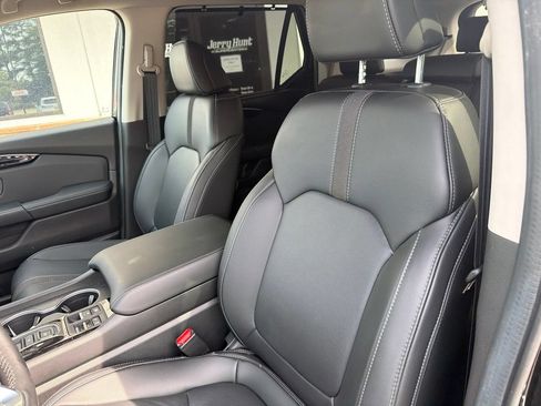 Used 2025 Honda Pilot Touring image 3