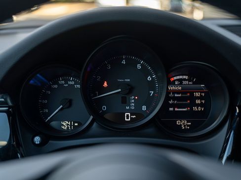 Used 2025 Porsche Macan image 9