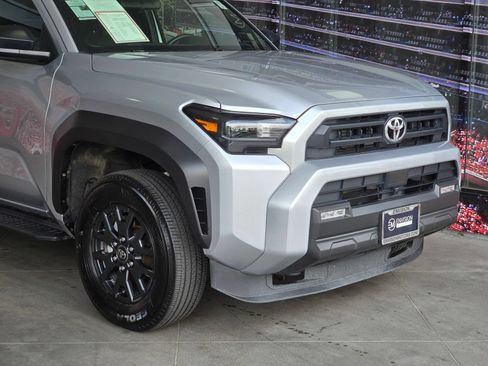 Used 2025 Toyota 4Runner SR5 AWD/4WD image 2