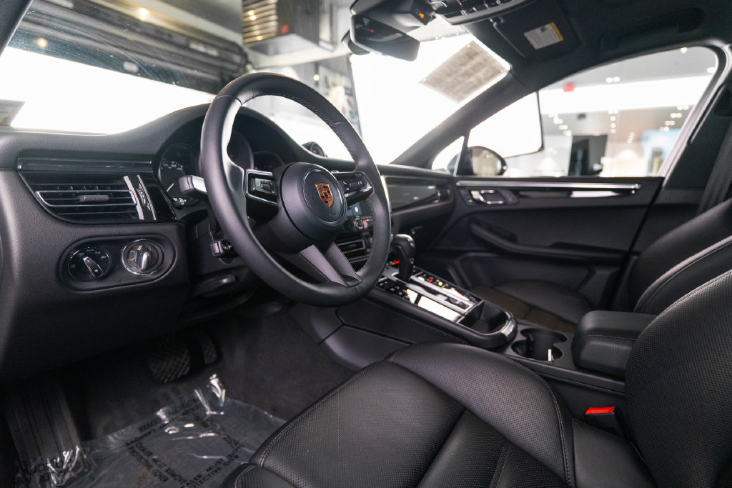 Certified 2026 Porsche Macan AWD/4WD image 4
