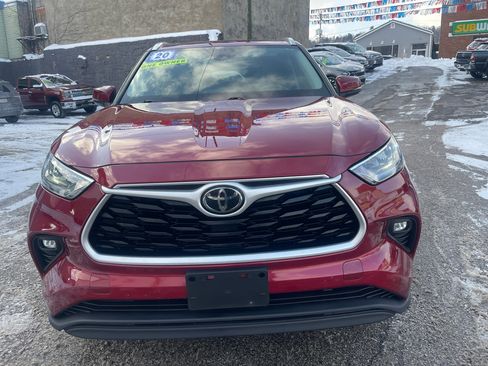 Used 2020 Toyota Highlander XLE image 2