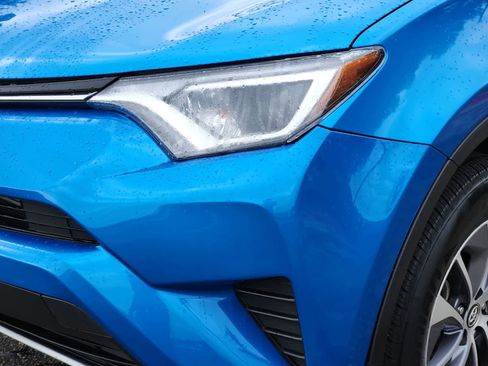 Used 2018 Toyota RAV4 LE AWD/4WD image 7