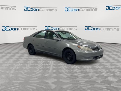 Used 2005 Toyota Camry LE FWD image 2