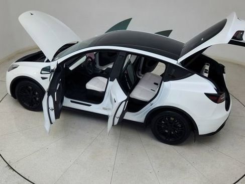 Used 2021 Tesla Model Y Long Range image 86