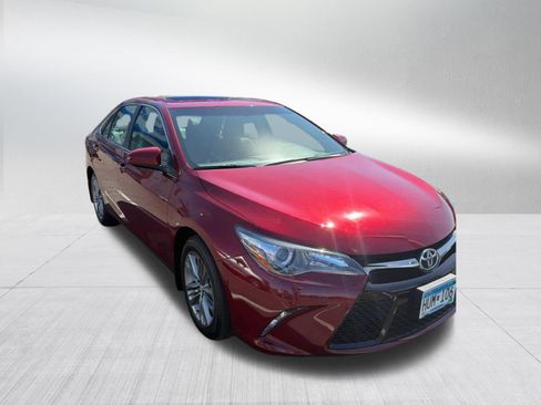 Used 2017 Toyota Camry SE w/ Moonroof Package FWD image 3