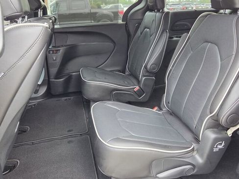 Used 2024 Chrysler Pacifica Limited w/ Uconnect Theater Family Group FWD image 8