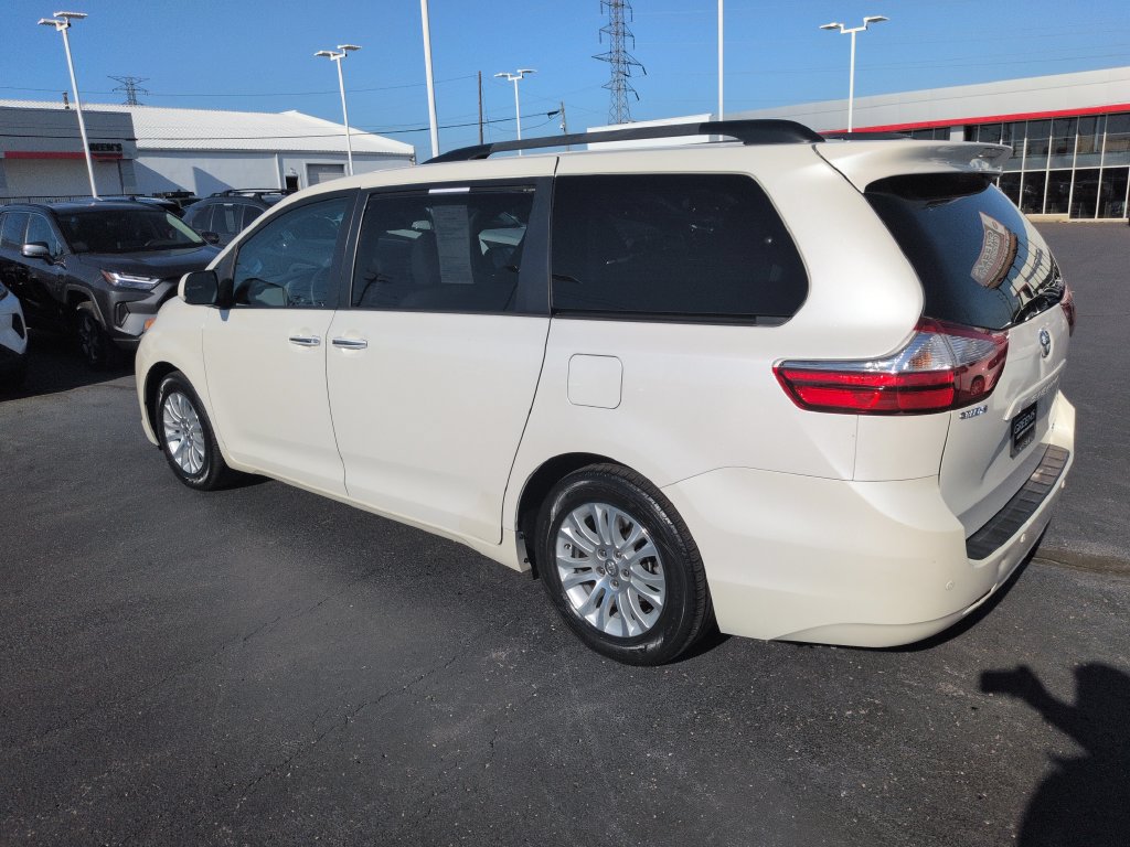 Used 2017 Toyota Sienna FWD image 3