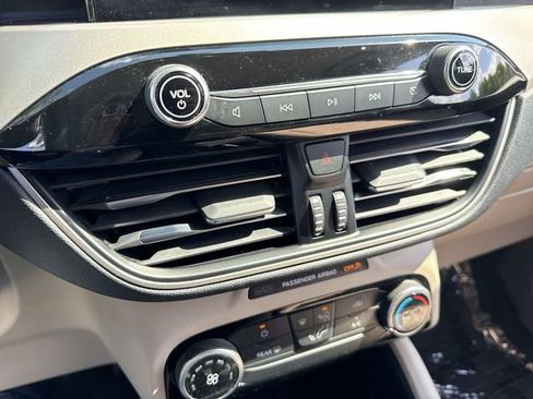 Used 2021 Ford Escape SE image 19