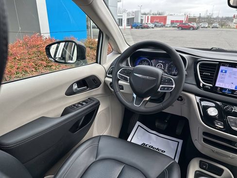 Used 2024 Chrysler Pacifica Touring-L FWD image 15