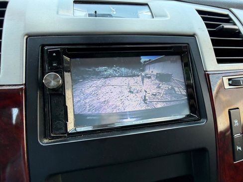 Used 2010 Cadillac Escalade Luxury AWD/4WD image 21