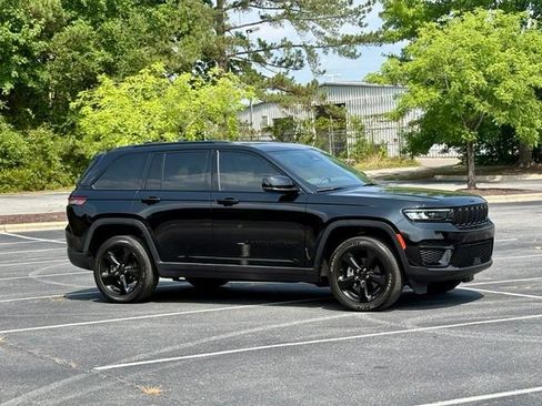 Used 2023 Jeep Grand Cherokee Altitude RWD image 10