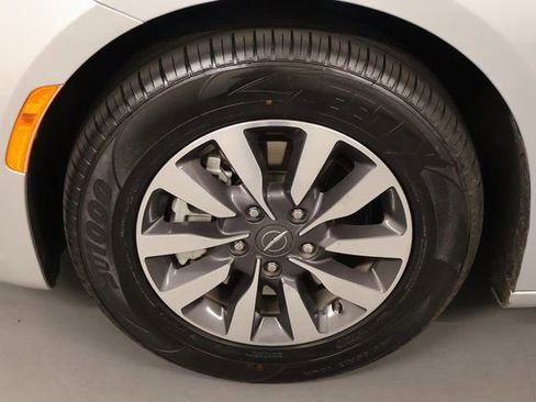 Used 2023 Chrysler Pacifica Touring-L FWD image 7