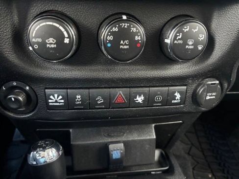 Used 2012 Jeep Wrangler Unlimited Rubicon w/ Connectivity Group AWD/4WD image 9