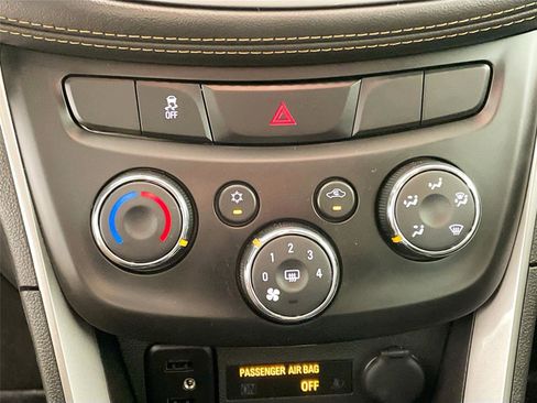 Used 2022 Chevrolet Trax LT w/ LT Convenience Package AWD/4WD image 9