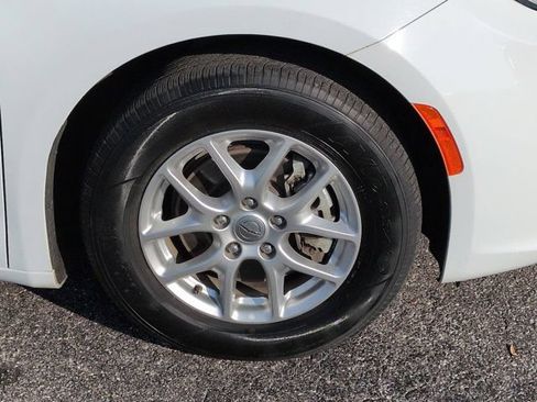 Used 2023 Chrysler Pacifica Touring-L FWD image 10