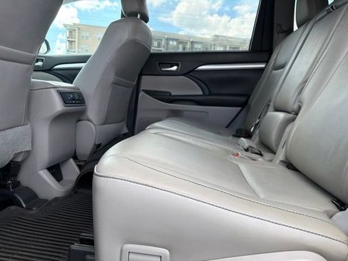 Used 2017 Toyota Highlander XLE w/ Carpet Mat Package AWD/4WD image 11