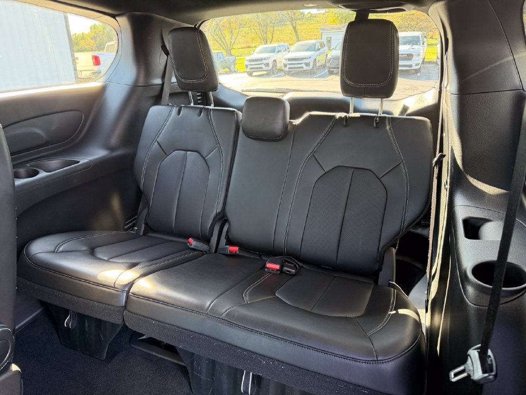 Used 2026 Chrysler Pacifica Select FWD image 32