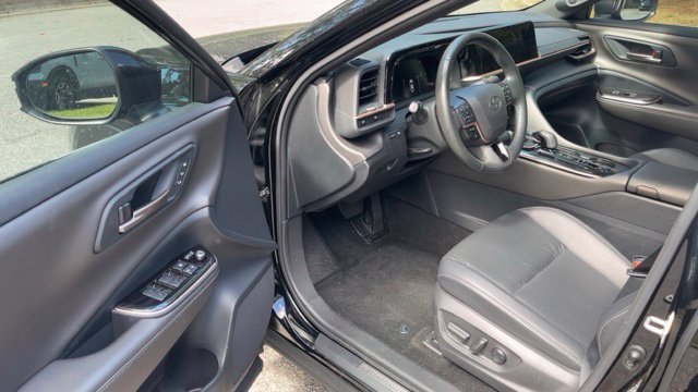 Used 2025 Toyota Crown AWD/4WD image 4