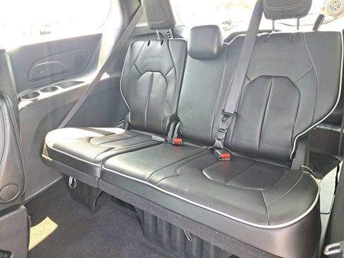 Certified 2026 Chrysler Pacifica Limited FWD image 31