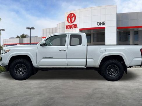 Certified 2018 Toyota Tacoma SR5 image 9