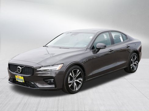 Used 2025 Volvo S60 B5 Core image 3