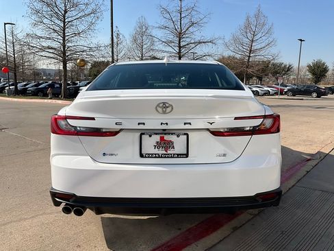 Used 2025 Toyota Camry SE image 7