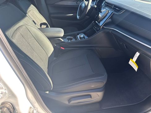 New 2025 Jeep Grand Cherokee L Laredo image 13