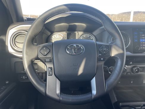 Used 2017 Toyota Tacoma TRD Sport w/ Tow Package (A/T) image 17