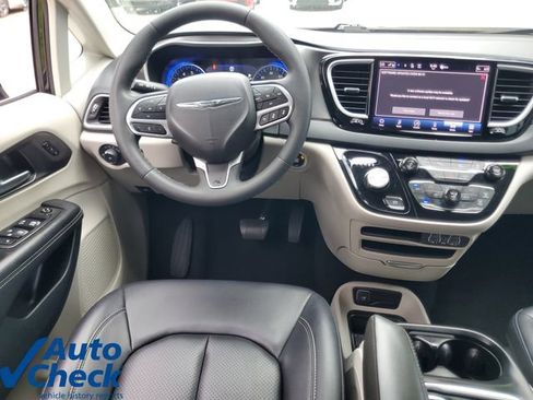 Used 2024 Chrysler Pacifica Touring-L FWD image 16
