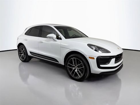 Certified 2026 Porsche Macan AWD/4WD image 9