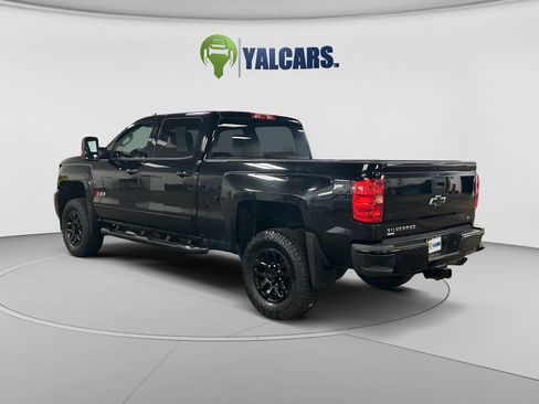 Used 2019 Chevrolet Silverado 2500 LT w/ Midnight Edition AWD/4WD image 3