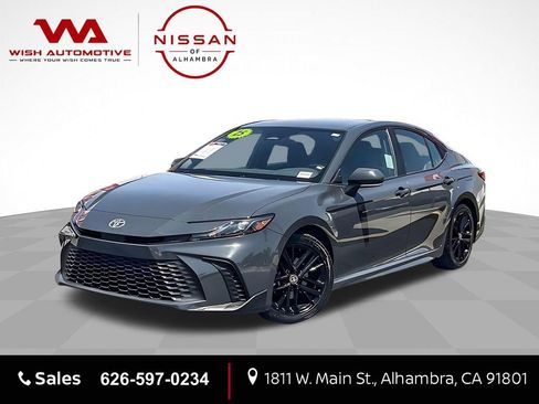 Used 2025 Toyota Camry SE FWD image 1