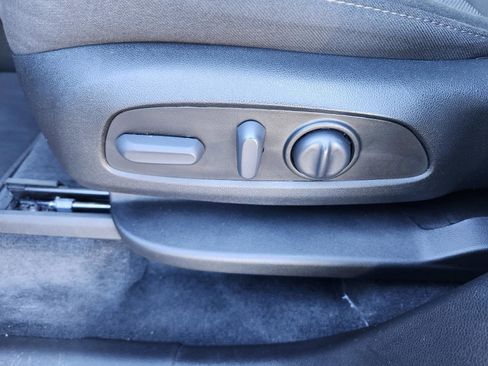 Used 2023 Chevrolet Traverse LT image 12