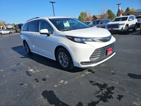 Used 2025 Toyota Sienna LE image 73