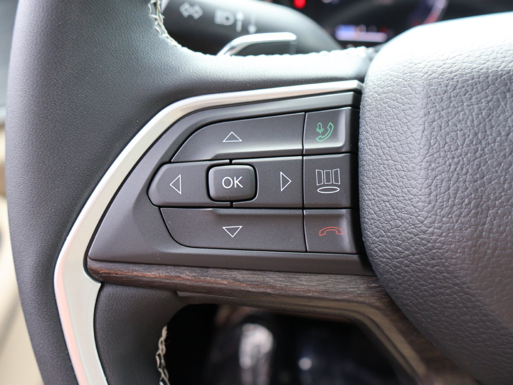 Used 2023 Jeep Grand Cherokee Limited w/ Black Appearance Package AWD/4WD image 26