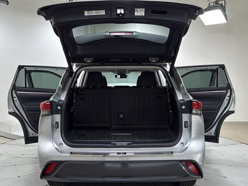 Used 2023 Toyota Highlander Limited image 16