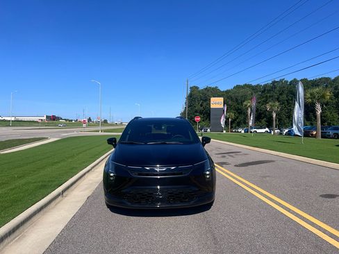 New 2027 Chrysler Pacifica Limited w/ S Appearance Package FWD image 10