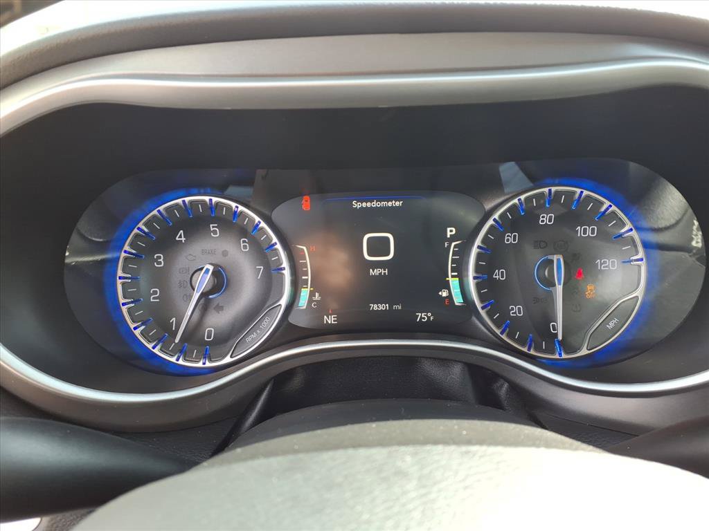 Used 2023 Chrysler Pacifica Touring-L FWD image 19
