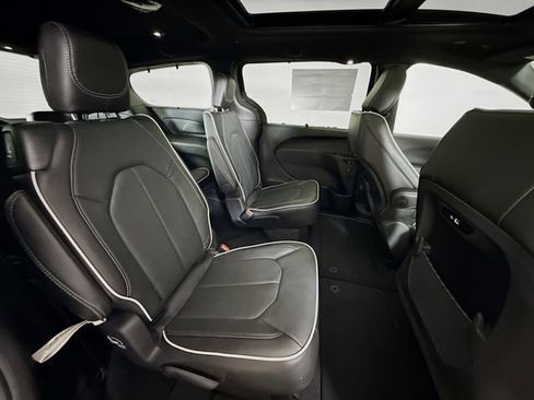 New 2027 Chrysler Pacifica Limited FWD image 30