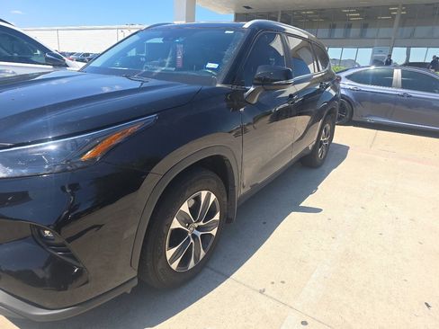 Used 2023 Toyota Highlander XLE FWD image 1