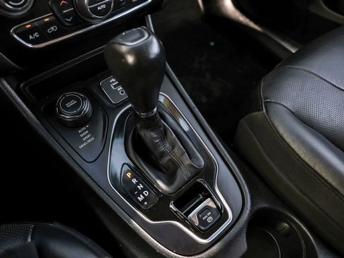 Used 2021 Jeep Cherokee Limited image 29