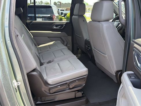 Used 2024 Chevrolet Suburban LT RWD image 13