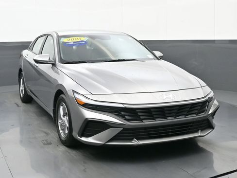 Certified 2025 Hyundai Elantra SE image 9