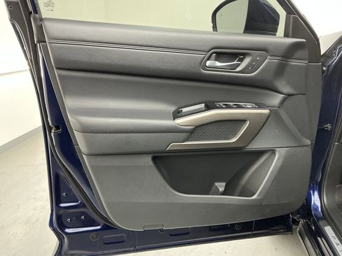 Used 2024 Nissan Pathfinder Platinum image 15